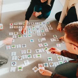 Lerher lernen Mathematikunterricht im Montessorikurs